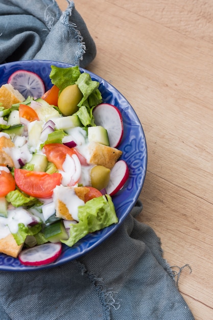 Ensalada de verduras en un tazón en la mesa