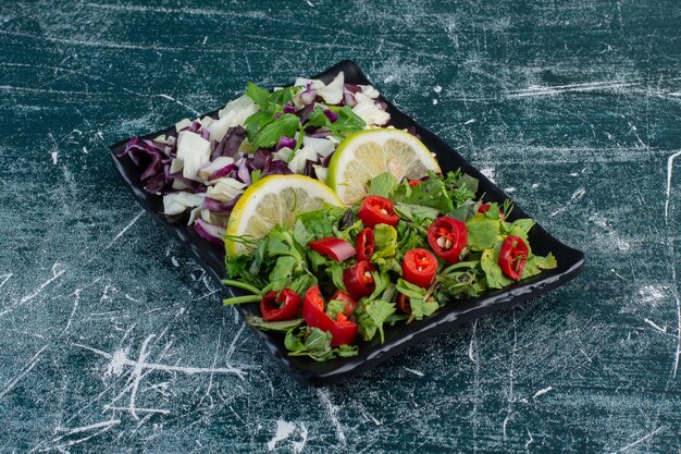 Ensalada de verduras de temporada con col morada picada y hierbas.