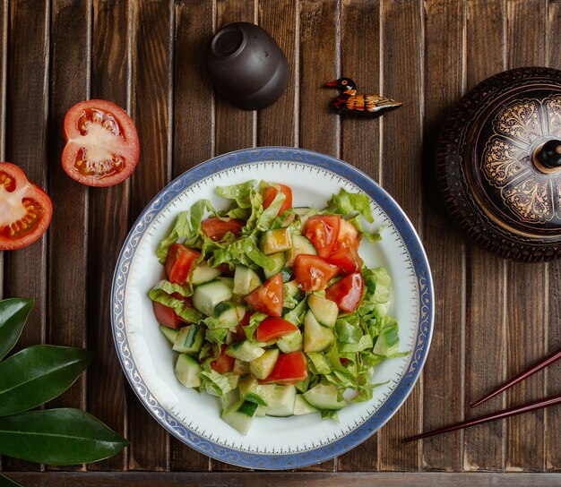 Ensalada de verduras de temporada, salami choban