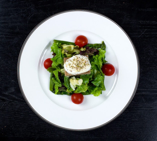 Foto gratuita ensalada de verduras con tomate y nata