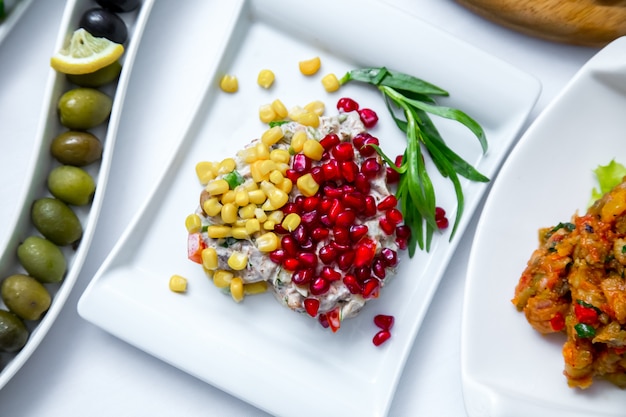 Ensalada de verduras tomate pepino pimiento granada granos vista superior