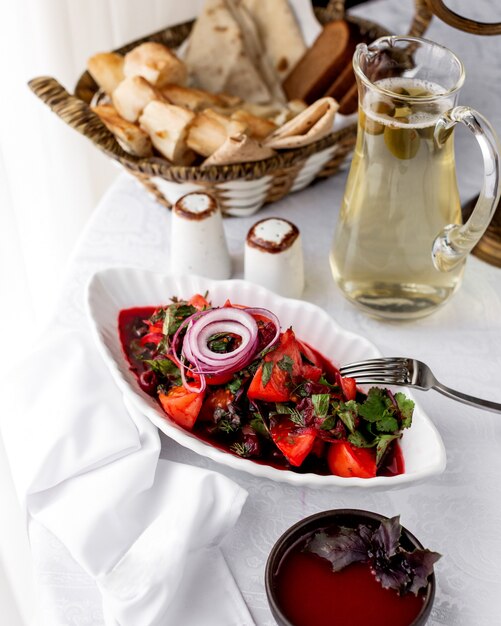 Ensalada de verduras con tomates, cebollas y verduras