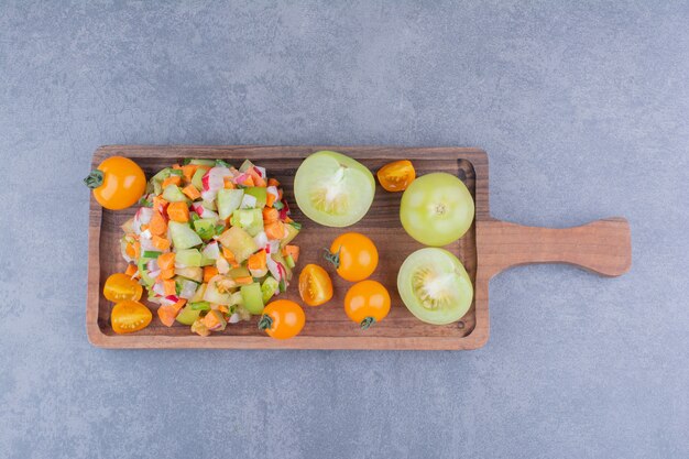 Ensalada de verduras y tomates cherry en platos de madera