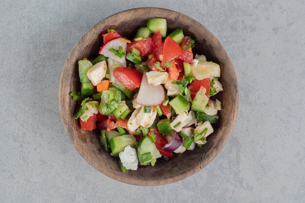 Ensalada de verduras con tomates y pepinos picados