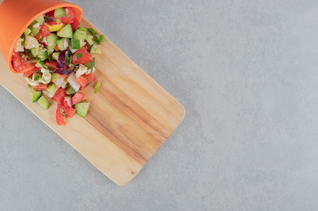 Foto gratuita ensalada de verduras con tomates y pepinos picados
