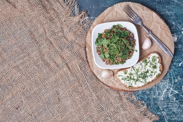 Foto gratuita ensalada de verduras con una tostada.