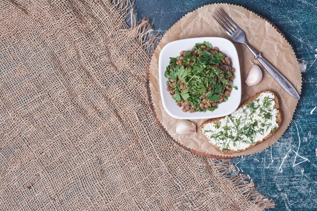 Ensalada de verduras con una tostada.