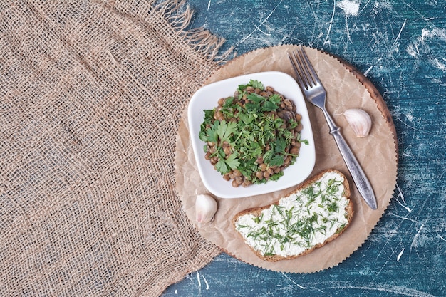 Foto gratuita ensalada de verduras con una tostada.