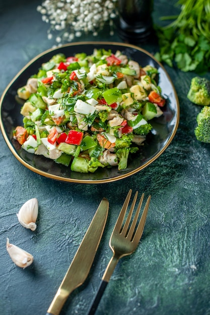 Foto gratuita ensalada de verduras vista frontal se compone de queso de pepino y tomates sobre fondo azul oscuro