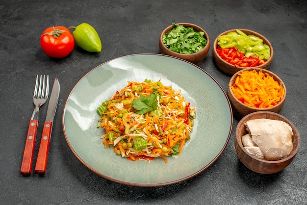 Foto gratuita ensalada de verduras vista frontal con ingredientes en la dieta de alimentos de ensalada de salud de mesa gris