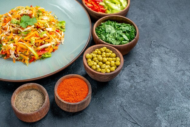 Ensalada de verduras vista frontal con ingredientes en ensalada de mesa oscura dieta de color de comida madura