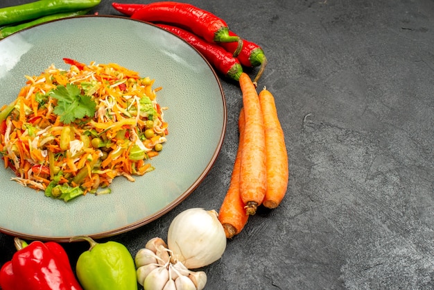 Ensalada de verduras de vista frontal con verduras frescas en la salud de ensalada de comida de dieta de mesa gris
