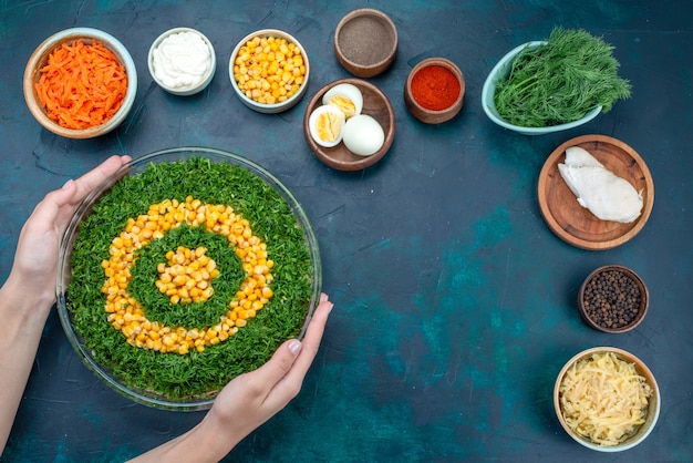 Ensalada de verduras de vista superior con callos junto con zanahorias en rodajas y huevos en el escritorio azul oscuro.