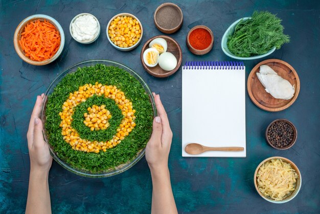 Ensalada de verduras de vista superior con callos junto con zanahorias en rodajas y huevos en el escritorio azul oscuro.