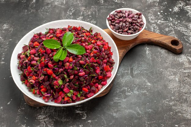 Ensalada de vinagreta de vista superior con remolacha y frijoles en la superficie gris