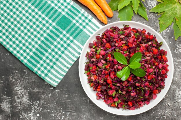 Ensalada de vinagreta de vista superior con remolacha y frijoles en superficie oscura