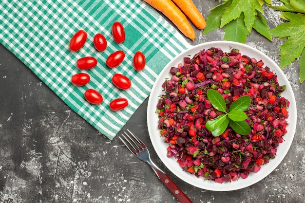 Ensalada de vinagreta de vista superior con remolacha y frijoles en superficie oscura