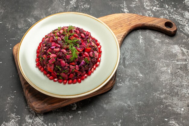 Ensalada de vinagreta de vista superior con remolacha y frijoles en la superficie oscura