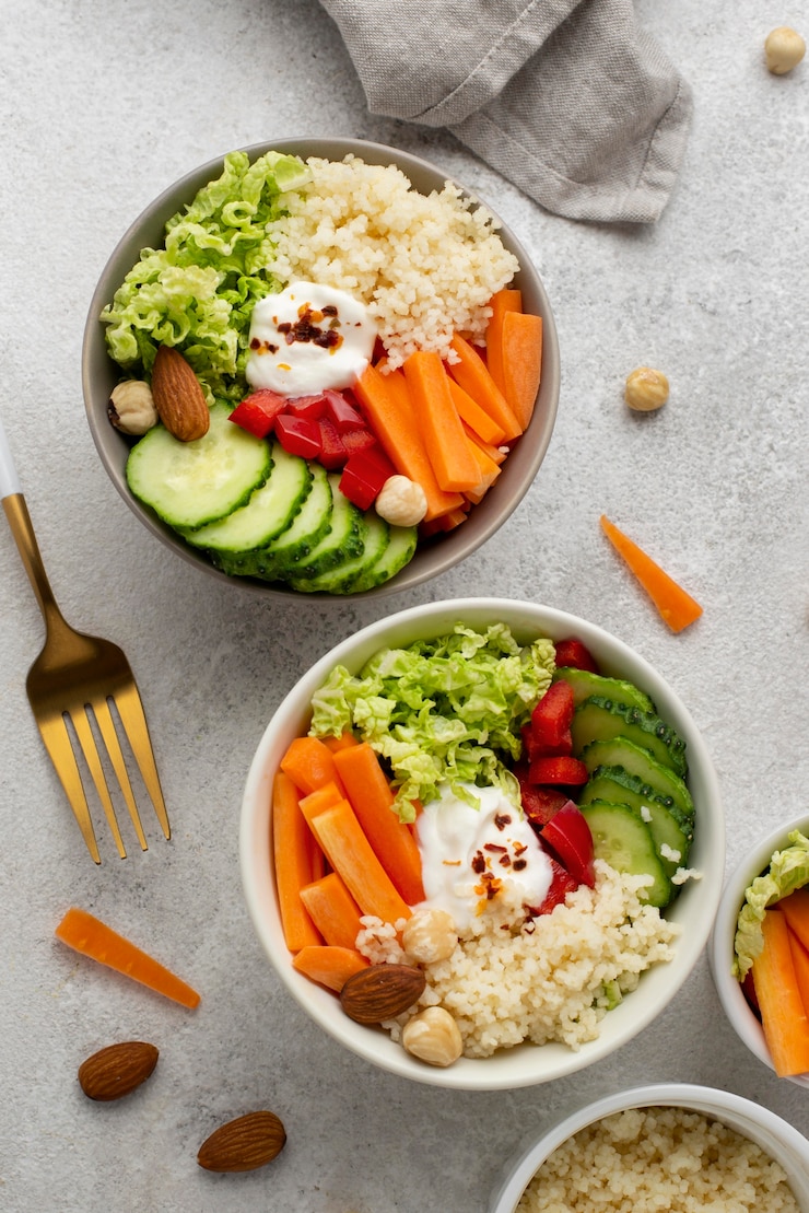 Foto gratuito ensalada de vista superior con cuscús y verduras