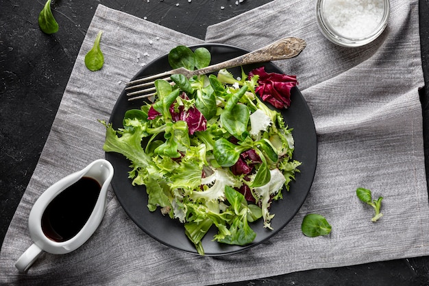 Foto gratuita ensalada de vista superior con diferentes ingredientes.