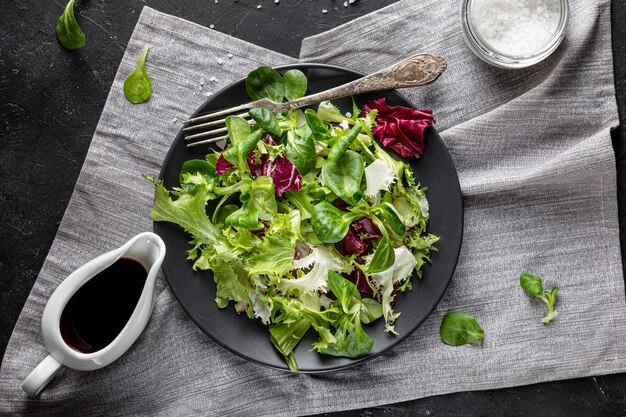 Ensalada de vista superior con diferentes ingredientes.