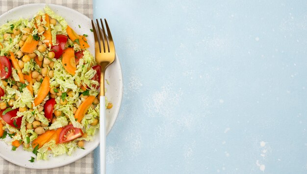 Ensalada de vista superior con garbanzos y espacio de copia