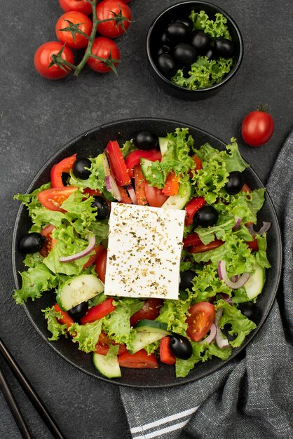 Ensalada de vista superior con queso feta, tomates y aceitunas