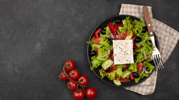 Ensalada de vista superior con queso feta y tomates