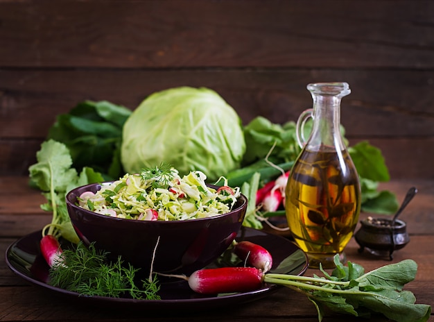 Ensalada de vitaminas de vegetales jóvenes: repollo, rábano, pepino y hierbas frescas