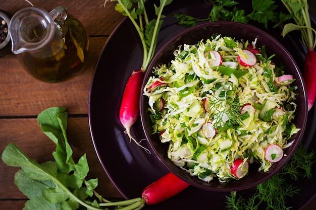 Ensalada de vitaminas de vegetales jóvenes: repollo, rábano, pepino y hierbas frescas