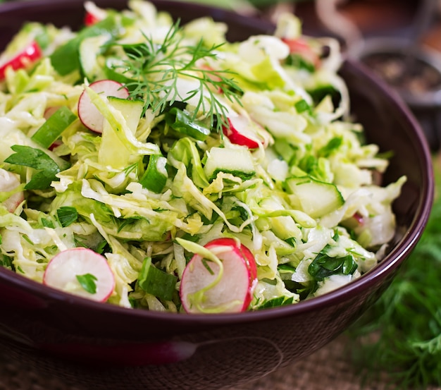 Ensalada de vitaminas de vegetales jóvenes: repollo, rábano, pepino y hierbas frescas