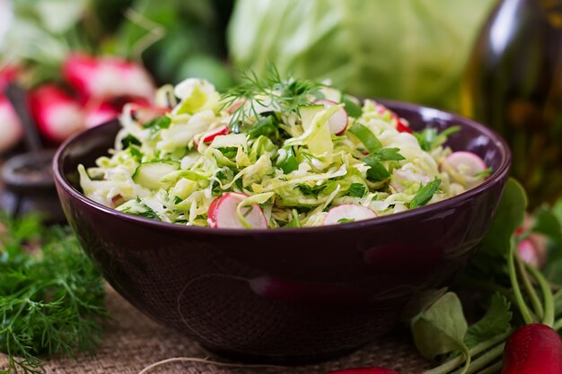 Ensalada de vitaminas de vegetales jóvenes: repollo, rábano, pepino y hierbas frescas