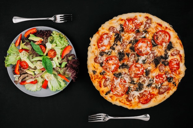 Foto gratuita ensalada vs pizza