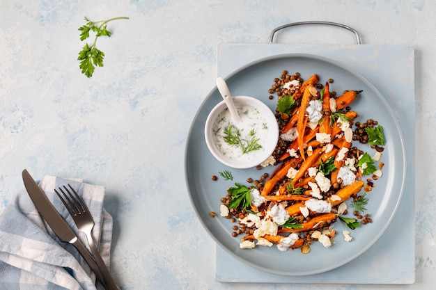 Foto gratuita ensalada de zanahoria y lenteja asada con yogur de feta y eneldo