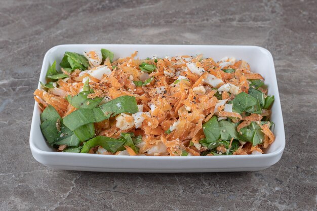 Ensalada de zanahoria en rodajas en un plato blanco.