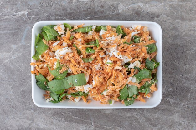 Ensalada de zanahoria en rodajas en un plato blanco.