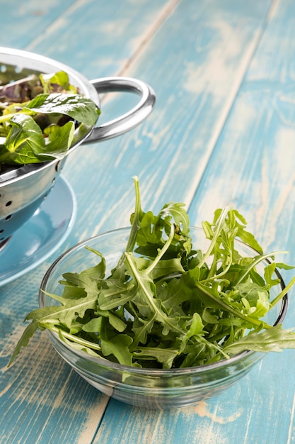 Foto gratuita ensaladas saludables en cuencos metálicos y transparentes