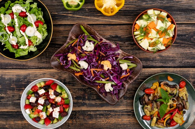 Ensaladas veganas repollo zanahorias champiñones queso cebolla pimiento concepto de vista superior