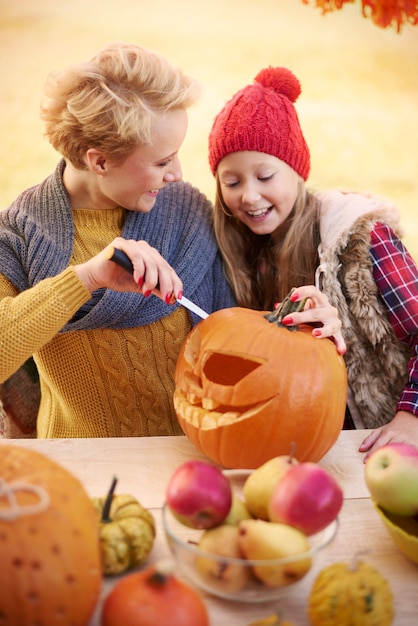 Enseñando a mi pequeña hija cómo se hacen las decoraciones de Halloween