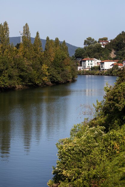 Entorno rural con agua y árboles