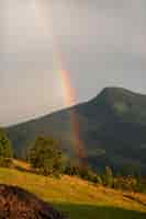 Foto gratuita entorno rural con arco iris a la luz del día.