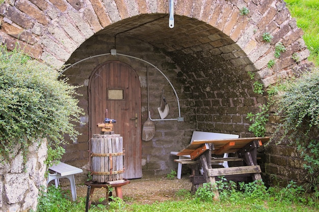 Entrada a una antigua bodega italiana.