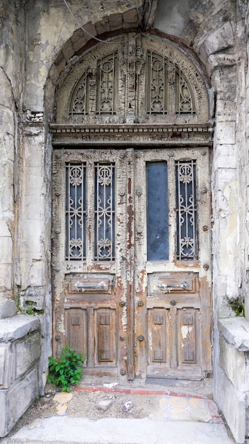 Foto gratuita entrada a un antiguo edificio residencial abandonado