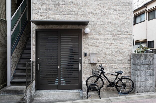 Entrada y bicicleta japonesas de la casa