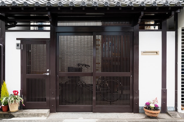 Entrada de la casa con bares cultura japonesa.