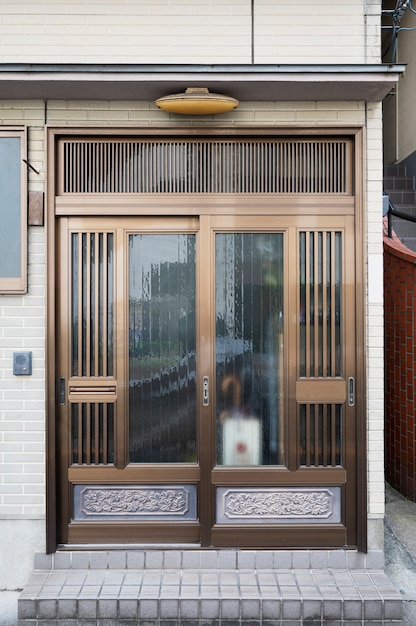 Entrada a la casa de la cultura japonesa con detalles.