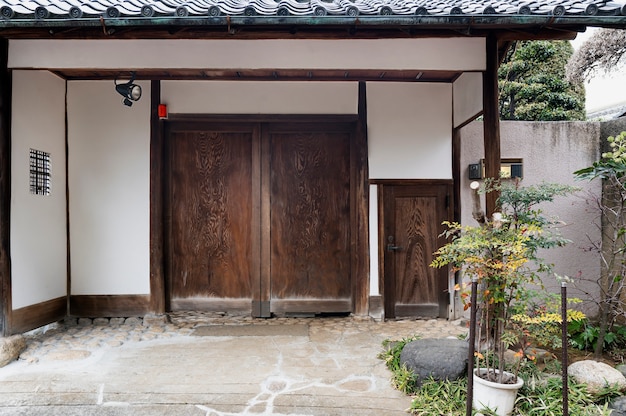 Entrada de la casa de la cultura japonesa con plantas.