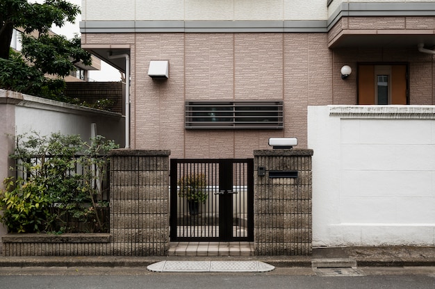 Entrada de la casa de la cultura japonesa con valla.