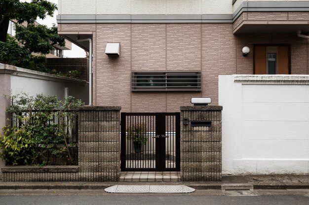 Entrada de la casa de la cultura japonesa con valla.