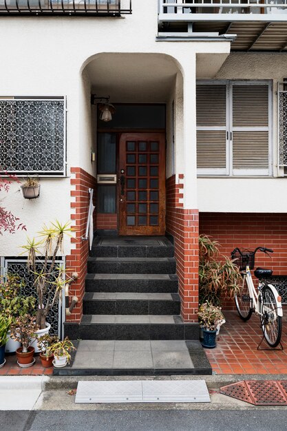 Entrada de la casa con escaleras cultura japonesa.